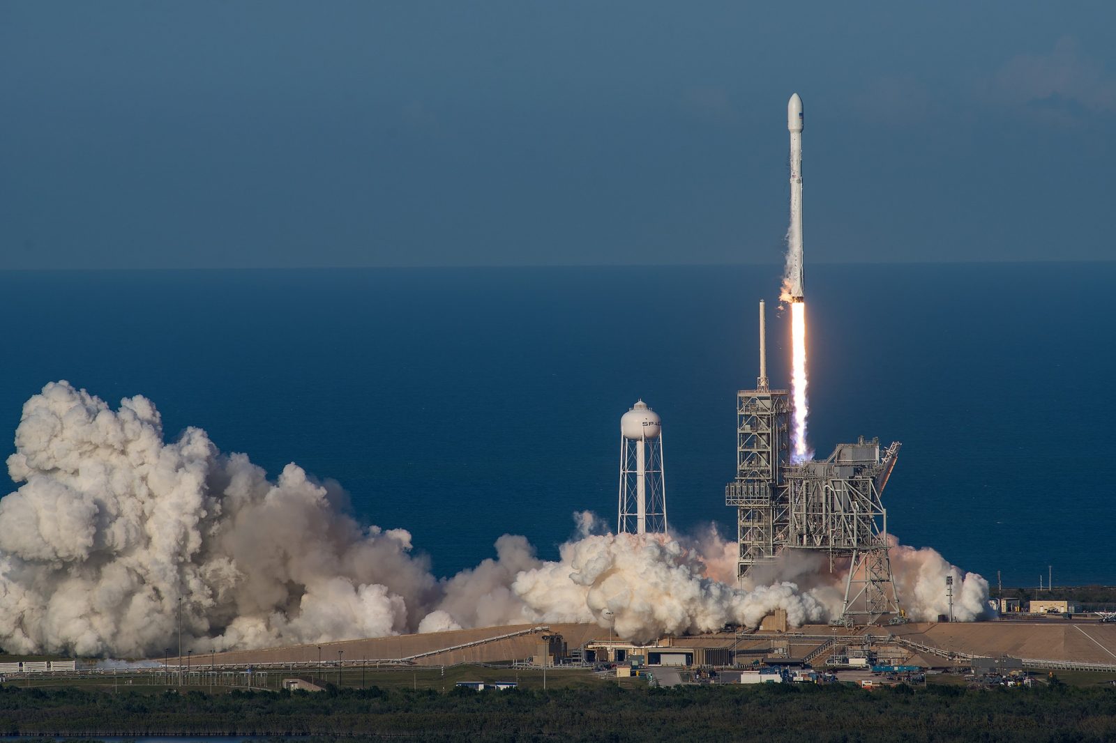 Background image: Spacex 1