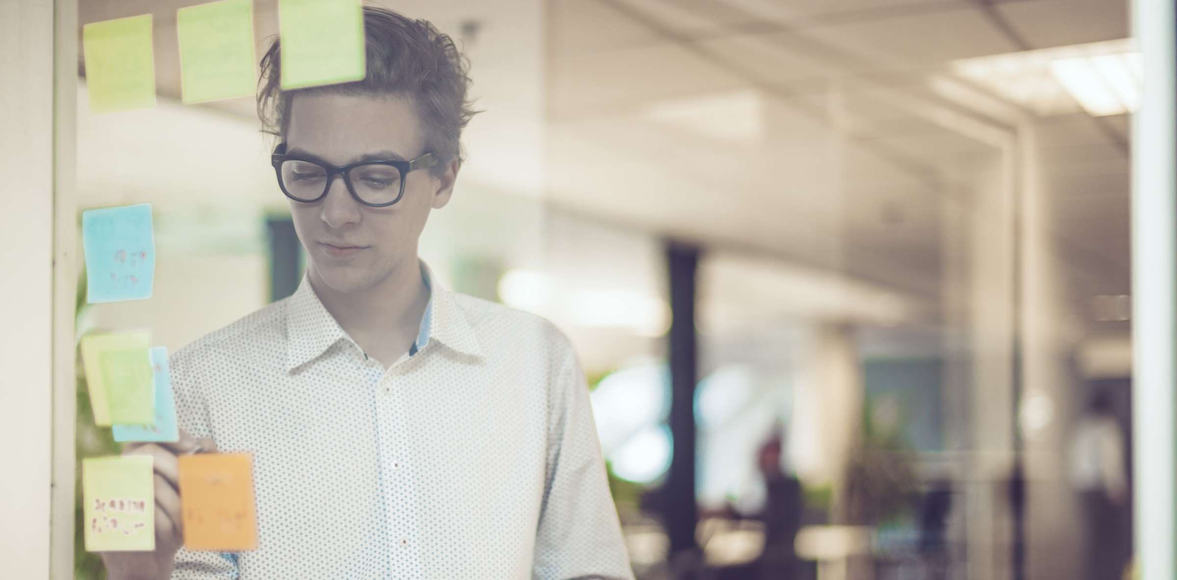 Background image: Worker with Post Its/ Brainstorm